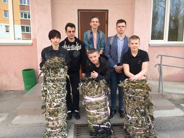 Перший та другий курси історичного на фоні Alma mater